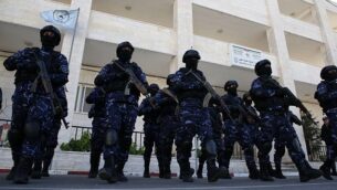 عناصر في الشرطة الفلسطينية يشاركون في دورة تدريبية في مقر الشرطة بمدينة الخليل بالضفة الغربية، 30 يناير،  2019. (HAZEM BADER / AFP)