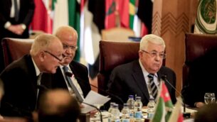 رئيس السلطة الفلسطينية محمود عباس (يمين) والأمين العام لمنظمة التحرير الفلسطينية صائب عريقات (مركز) ينظران إلى الأمين العام لجامعة الدول العربية أحمد أبو الغيط (يسار) بينما يقرأ بياناً خلال اجتماع طارئ لجامعة الدول العربية لمناقشة خطة اقتراح الرئيس الأمريكي دونالد ترامب للسلام، في مقر الجامعة العربية في العاصمة المصرية القاهرة، 1 فبراير، 2020. (Khaled Desouki/AFP)