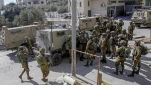 جنود إسرائيليون خلال مداهمة في منطقة بيت لحم بحثًا عن مشتبه به مطلوب في هجوم دهس في القدس في وقت سابق، أسفر عن إصابة 12 جنديًا، أحدهم بجروح خطيرة، 6 فبراير 2020 (Musa Al SHAER / AFP)