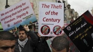 فلسطينيون يتظاهرون ضد خطة السلام الأمريكية التي طرحها الرئيس الأمريكي دونالد ترامب، في الخليل بالضفة الغربية، 30  يناير، 2020.  (Mahmoud Illean/AP)
