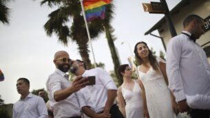 ازواج مثليون يتهيؤون لزواج مثلي في تل أبيب، 4 يونيو 2019 (AP/Oded Balilty)