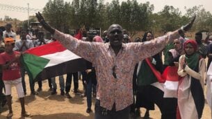 متظاهر سوداني يهتف شعارات خلال تظاهرة ضد المجلس العسكري، الخرطوم، السودان، 30 يونيو، 2019.  (AP Photo/Hussein Malla)