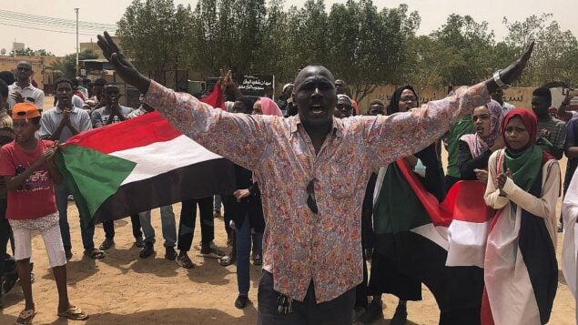 متظاهر سوداني يهتف شعارات خلال تظاهرة ضد المجلس العسكري، الخرطوم، السودان، 30 يونيو، 2019.  (AP Photo/Hussein Malla)