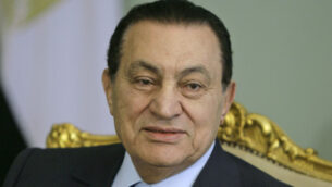 الرئيس المصري حسني مبارك خلال اجتماع في القصر الرئاسي في القاهرة، 2 أبريل 2008 (AP Photo / Amr Nabil)