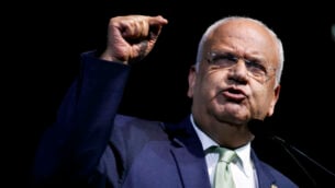 أمين عام منظمة التحرير الفلسطينية صائب عريقات يتحدث في مؤتمر ’جاي ستريت’ الوطني في واشنطن، 28 أكتوبر 2019. (Jacquelyn Martin/AP)