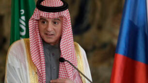 عادل الجبير السعودي يتحدث إلى وسائل الإعلام خلال مؤتمر صحفي في براغ، جمهورية التشيك، 10 يناير 2020. (AP Photo / Petr David Josek)