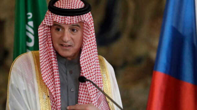 عادل الجبير السعودي يتحدث إلى وسائل الإعلام خلال مؤتمر صحفي في براغ، جمهورية التشيك، 10 يناير 2020. (AP Photo / Petr David Josek)