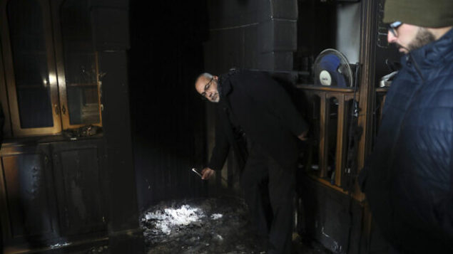 فلسطينيون يزورن مسجدا تعرض لهجوم حرق عمد في حي شعفاط بالقدس الشرقية في 24 يناير، 2020. (AP Photo/Mahmoud Illean) فلسطينيون يزورن مسجدا تعرض لهجوم حرق عمد في حي شعفاط بالقدس الشرقية في 24 يناير، 2020. (AP Photo/Mahmoud Illean)