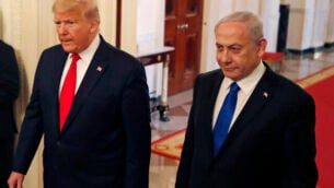 الرئيس الأمريكي دونالد ترامب ورئيس الوزراء بنيامين نتنياهو يصلان إلى حدث في الجناح الشرقي للبيت الأبيض، 28 يناير، 2020 في واشنطن. (AP Photo/Alex Brandon)