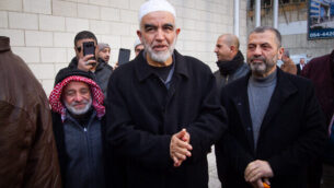 الشيخ رائد صلاح، زعيم الفرع الشمالي للحركة الإسلامية في إسرائيل، يصل إلى الحكمة في حيفا،   10 فبراير، 2020.  (Flash90)