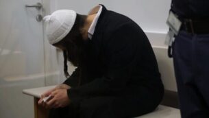 المشتبه بهم بتنفيذ هجوم دوما، عميرام بن أوليئل، في قاعة المحكمة المركزية في اللد، 26 يونيو،  2019. (Screen capture/YouTube)