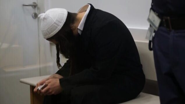 المشتبه بهم بتنفيذ هجوم دوما، عميرام بن أوليئل، في قاعة المحكمة المركزية في اللد، 26 يونيو،  2019. (Screen capture/YouTube)