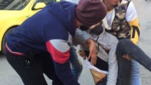 فلسطينيان يقومان بإجلاء فتى من موقع يشهد مواجهات بعد إصابته برصاص جنود إسرائيليين في الخليل، 5 فبراير، 2020. (Courtesy) فلسطينيان يقومان بإجلاء فتى من موقع يشهد مواجهات بعد إصابته برصاص جنود إسرائيليين في الخليل، 5 فبراير، 2020. (Courtesy)