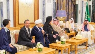 الحاخام ديفيد روزن، الثاني من اليسار، يجتمع مع العاهل السعودي سلمان في القصر الملكي في الرياض، فبراير 2020 (courtesy KAICIID)