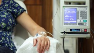 صورة توضيحية لمريضة سرطان تتلقى علاجا كيميائيا. (via Shutterstock)