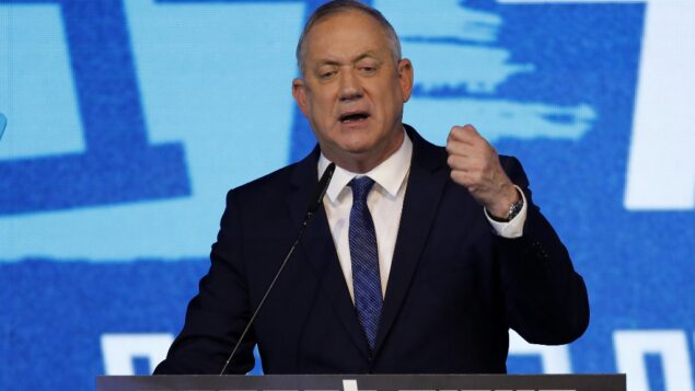بيني غانتس، زعيم حزب ’أزرق أبيض’، يخاطب المؤيدين في مقر الحزب في مدينة تل أبيب الساحلية، 3 مارس 2020 (MENAHEM KAHANA / AFP)