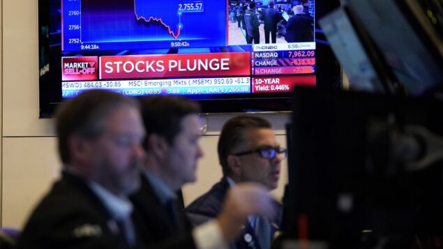 تجار يعملون أثناء الجرس الافتتاحي في بورصة نيويورك، 9 مارس 2020 (TIMOTHY A. CLARY / AFP)