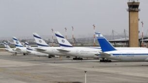 طائرات بوينغ  737 تابعة لشركة إل عال على مدرج في مطار بن غوريون الدولي قرب تل أبيب، 10 مارس، 2020. إسرائيل فرضت أمر حجر صحي على المسافرين الذين يدخلون أراضيها لمدة أسبوعين. (JACK GUEZ / AFP)