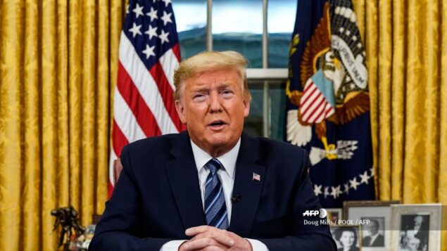 الرئيس الأمريكي دونالد ترامب يخاطب الأمة من المكتب البيضاوي حول أزمة انتشار فيروس كورونا المستجد (Covid-19)، العاصمة الأمريكية واشنطن، 11 مارس، 2020. (Photo by Doug Mills / POOL / AFP)