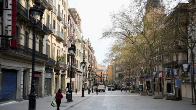 شارع تجاري يبقى خاليا في برشلونة في 14 مارس، 2020 بعد أن امرت السلطات  الإقليمية بإغلاق جميع المتاجر في المنطقة اعتبار من هذا اليوم وحتى 25 مارس، بحيث لن يُسمح للسكان بالخروج إلا  للتوجه الى مكان العمل او لضرورات اخرى ابرزها شراء الطعام، في محاولة لاحتواء فيروس كورونا المستجد.  (Photo by Josep LAGO / AFP)