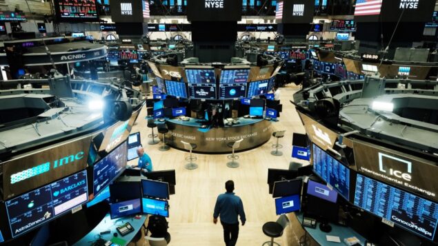 متداولون يعملون في بورصة نيويورك (NYSE) في 20 مارس 2020 (SPENCER PLATT / GETTY IMAGES NORTH AMERICA / GETTY IMAGES VIA AFP)