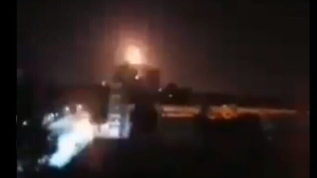 انفجار بالقرب من مدينة حمص في سوريا نُسب لغارات جوية إسرائيلية في 5 مارس، 2020. (Screencapture/Twitter)