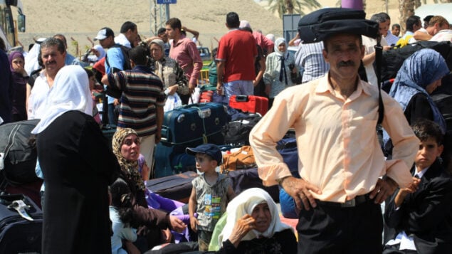 صورة توضيحية: مسافرون فلسطينيون في معبر اللنبي عام 2009 (Kobi Gideon/Flash90)