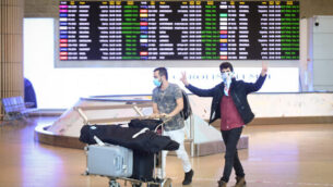 مسافرون يرتدون الأقنعة في مطار بن غوريون الدولي، 11 مارس، 2020.  (Flash90)