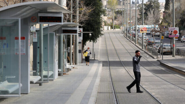حي بيت هاكيريم شبه الخالي في القدس، 25 مارس، 2020. (Olivier Fitoussi/Flash90) حي بيت هاكيريم شبه الخالي في القدس، 25 مارس، 2020. (Olivier Fitoussi/Flash90)