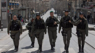 الشرطة تقوم بدورية في وسط مدينة القدس للتأكد من أن الناس لا يخالفون الإغلاق الجزئي، 26 مارس 2020 (Nati Shohat / FLASH90)