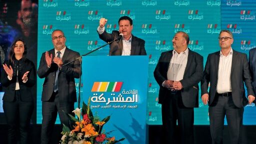 أيمن عودة، زعيم حزب الجبهة، وهو جزء من تحالف القائمة المشتركة، يلقي خطابا مع قادة التحالف الآخرين في مقرهم الانتخابي في مدينة شفا عمرو بشمال إسرائيل، 2 مارس 2020 (Ahmad GHARABLI / AFP)