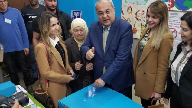 عضو الكنيست من القائمة المشتركة أحمد الطيبي يدلي بصوته في مسقط رأسه الطيبة، 2 مارس 2020. (Adam Rasgon/Times of Israel)