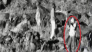 شخص قامت إسرائيل بتصويره من المنطقة العازلة بين سوريا وإسرائيل في ما يقول الجيش الإسرائيلي إنها محاولة للتحضير  لهجوم قناصة، كما يظهر في صور لكاميرات المراقبة تابعة للجيش في 17 مارس، 2020. (Israel Defense Forces)
