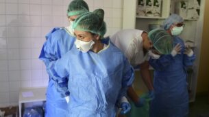 أعضاء طاقم طبي يرتدون معدات وقاية شخصية في وحدة COVID-19 بمستشفى في بولونيا في 15 أبريل 2020 (MIGUEL MEDINA / AFP)