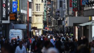 الناس يمرون امام متاجر في شارع للمشاة في دورتموند، غرب ألمانيا، 20 أبريل 2020 (INA FASSBENDER / AFP)