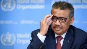 المدير العام لمنظمة الصحة العالمية، تيدروس أدهانون غبريسوس، خلال إحاطة إعلامية يومية حول  COVID-19 في مقر المنظمة في جنيف، 6 مارس، 2020.  (Fabrice COFFRINI / AFP)