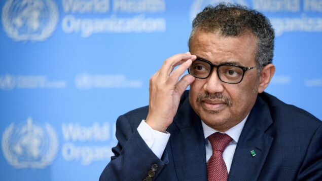 المدير العام لمنظمة الصحة العالمية، تيدروس أدهانون غبريسوس، خلال إحاطة إعلامية يومية حول  COVID-19 في مقر المنظمة في جنيف، 6 مارس، 2020.  (Fabrice COFFRINI / AFP)