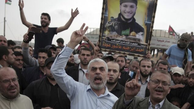 قائد حركة حماس يحيى السنوار خلال مظاهرة عند الحدود بين قطاع غزة واسرائيل، 20 ابريل 2018 (AP Photo/Khalil Hamra)