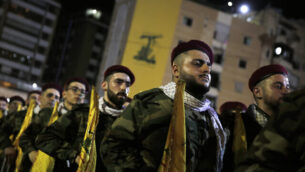 مقاتلون تابعون لحزب الله في مسيرة لإحياء ’يوم القدس’ في الضاحية الجنوبية لبيروت،  لبنان، 31 مايو، 2019. (AP Photo/Hassan Ammar)
