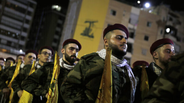 مقاتلون تابعون لحزب الله في مسيرة لإحياء ’يوم القدس’ في الضاحية الجنوبية لبيروت،  لبنان، 31 مايو، 2019. (AP Photo/Hassan Ammar)