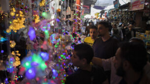 الفلسطينيون يتسوقون في سوق الزاوية قبل شهر رمضان المبارك، في مدينة غزة، 22 أبريل 2020. (AP / Khalil Hamra)