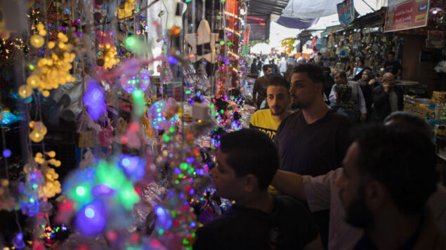 الفلسطينيون يتسوقون في سوق الزاوية قبل شهر رمضان المبارك، في مدينة غزة، 22 أبريل 2020. (AP / Khalil Hamra)