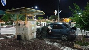 المشهد بعد أن اصطدم فلسطيني بمركبته في حاجز الريحان بشمال الضفة الغربية في هجوم مفترض، 29 أبريل، 2020 (Defense Ministry)