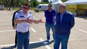 عضو الكنيست أحمد طيبي من القائمة المشتركة في افتتاح مركز اختبار فيروس كورونا في دير الأسد، 15 أبريل 2020 (Joint List)
