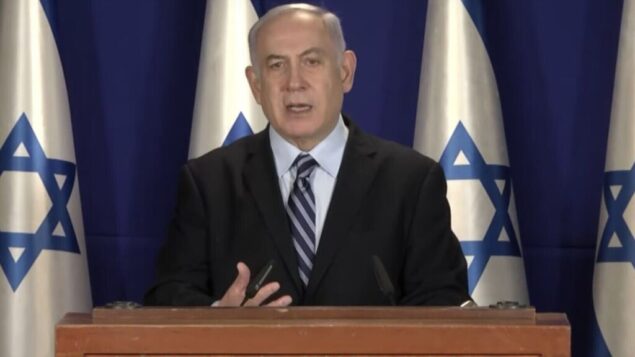 رئيس الوزراء بنيامين نتنياهو يدلي ببيان متلفز من مقر إقامته الرسمي في القدس حول القيود المتعلقة بفيروس كورونا التي سيتم تنفيذها خلال عيد الفصح، 6 أبريل 2020. (Screen capture: YouTube)