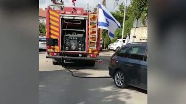 سيارة إطفاء في موقع حريق اندلع في أحد المنازل في بلدة متان بوسط البلاد وأسفر عن مقتل مسن يبلغ من العمر 86 عاما، في 29  أبريل، 2020.  (Screen capture: Ynet)