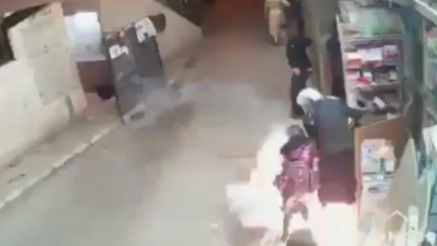 قنبلة صوتية ألقتها الشرطة وأصابت طفلة (9 سنوات) خلال مواجهات عنيفة في حي مئة شعاريم الحريدي، 16 أبريل، 2020. (Screenshot: Twitter)