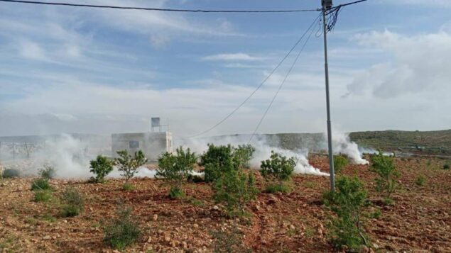 غاز مسيل للدموع اطلق أثناء اشتباك بين مستوطنين وفلسطينيين بالقرب من بلدة قصرة في الضفة الغربية، 6 أبريل 2020. (Courtesy: Municipality of Qusra)