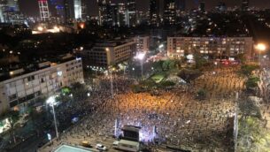 مظاهرة ضد رئيس الوزراء بنيامين نتنياهو في ساحة رابين، تل أبيب، 19 أبريل 2020 (courtesy of Black Flag protest)
