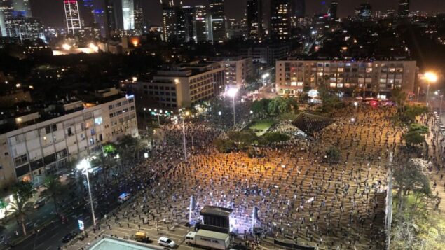 مظاهرة ضد رئيس الوزراء بنيامين نتنياهو في ساحة رابين، تل أبيب، 19 أبريل 2020 (courtesy of Black Flag protest)